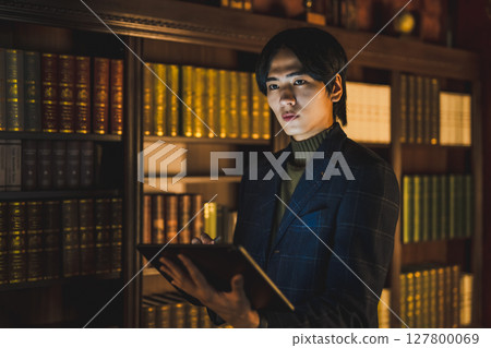 穿外袍的男人 127800069