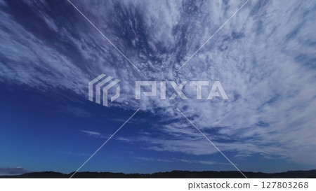 清爽的早晨天空,各種雲彩在湛藍的天空中蔓延,秋天,超廣角,以天空為焦點,241011am 清爽的早晨天空,各種雲彩在湛藍的天空中蔓延,秋天,超廣角,以天空為焦點,241011am 127803268