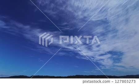 清爽的早晨天空，各種雲彩在湛藍的天空中蔓延，秋天，超廣角，以天空為焦點，241011am 127803273