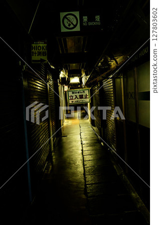 燈光昏暗的小巷、黑暗中關門的商店街、秋葉原後巷的商店街 127803602
