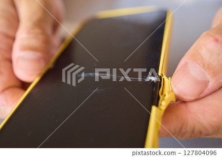 The detailed process for repairing a damaged smartphone screen includes various steps and tools The detailed process for repairing a damaged smartphone screen includes various steps and tools 127804096