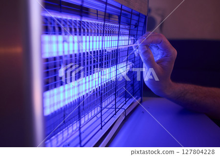 Operating a handheld UV light device specifically designed for killing insects effectively Operating a handheld UV light device specifically designed for killing insects effectively 127804228