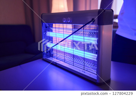 Operating a handheld UV light device specifically designed for killing insects effectively Operating a handheld UV light device specifically designed for killing insects effectively 127804229