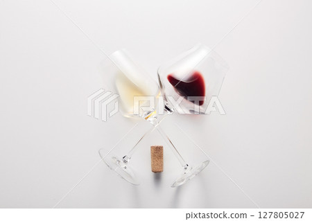 Tasting red, white wine with judging color, flavor. Tasting red, white wine with judging color, flavor. 127805027