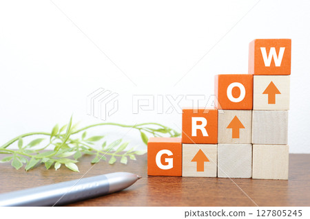 GROW 這個字代表成長，以及由積木構成的向上的圖形的圖像 127805245