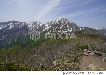 群馬縣谷川岳:從天神平站搭乘登山纜車抵達天神峠。欣賞谷川岳的殘雪。 2025年5月21日 群馬縣谷川岳:從天神平站搭乘登山纜車抵達天神峠。欣賞谷川岳的殘雪。 2025年5月21日 127805381