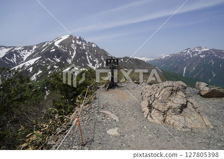 群馬縣谷川岳:從天神平站搭乘登山纜車抵達天神峠。欣賞谷川岳的殘雪。 2025年5月21日 群馬縣谷川岳:從天神平站搭乘登山纜車抵達天神峠。欣賞谷川岳的殘雪。 2025年5月21日 127805398