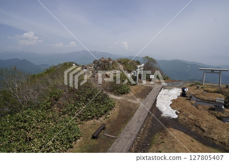 群馬縣谷川岳。從天神平站搭乘登山纜車抵達天神峠。從觀景台向南望去。 2025年5月21日。 群馬縣谷川岳。從天神平站搭乘登山纜車抵達天神峠。從觀景台向南望去。 2025年5月21日。 127805407