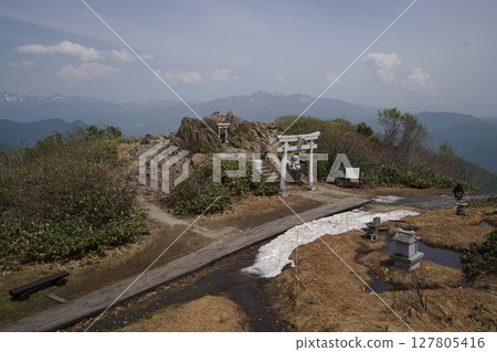 Tanigawadake, Gunma Prefecture. Arriving at Tenjin Pass by mountain lift from Tenjindaira Station. Looking south from the observation deck. May 21, 2025. 127805416