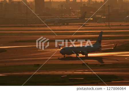 夕陽映照下的客機剪影：羽田機場染成紅色的夜景 127806064