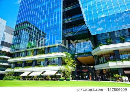 嫩葉新綠的大名庭園城市 嫩葉新綠的大名庭園城市 127806099