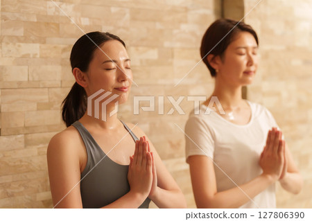 瑜珈冥想的女性 瑜珈冥想的女性 127806390