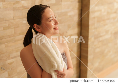 Woman entering the sauna 127806400