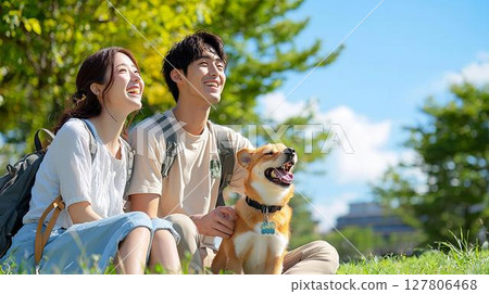 兩個人和他們的狗在藍天下展望未來 兩個人和他們的狗在藍天下展望未來 127806468