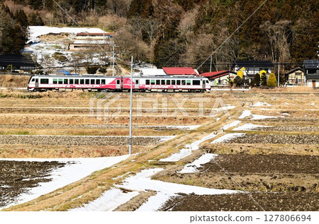 從路邊站「遠之風之丘」附近的稻田裡看到的釜石線 127806694