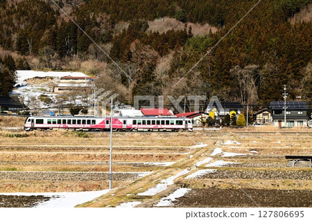 從路邊站「遠之風之丘」附近的稻田裡看到的釜石線 127806695