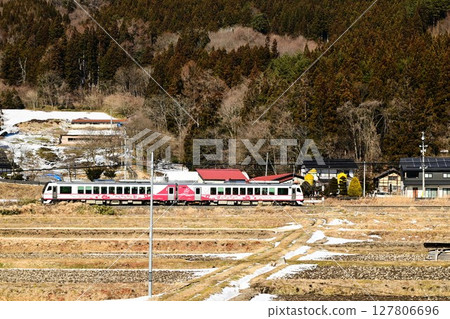 從路邊站「遠之風之丘」附近的稻田裡看到的釜石線 127806696