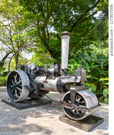 Vintage steamroller on display as a historical monument in Jalan Parlimen street by the Gombak River 127807006
