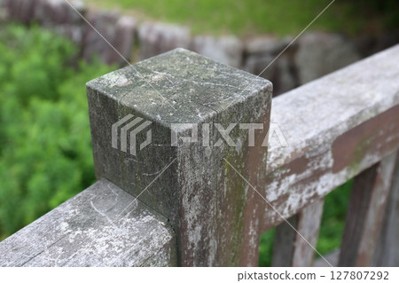 油漆剝落的舊欄桿 油漆剝落的舊欄桿 127807292