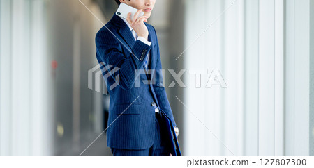 操作智能手機的商人在辦公室 127807300