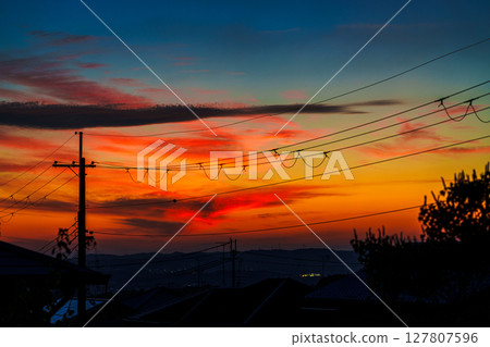 雨後的夕陽很美。夕陽殘留在山腰,霞光映照,格外紅。 雨後的夕陽很美。夕陽殘留在山腰,霞光映照,格外紅。 127807596