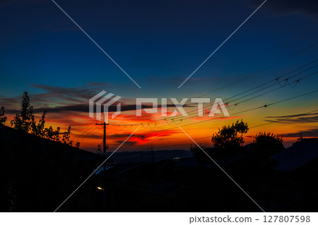 雨後的夕陽很美。夕陽殘留在山腰，霞光映照，顯得格外紅。 127807598