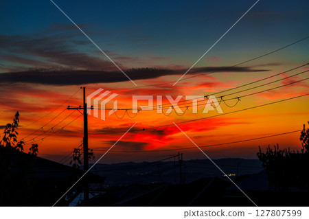 雨後的夕陽很美。夕陽西下，落在山腰，霞光映照，格外紅。 127807599