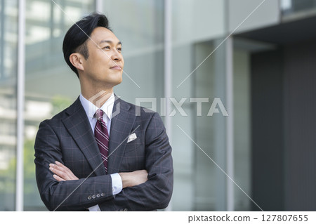 一位 40 多歲的商人交叉雙臂的側面像 127807655
