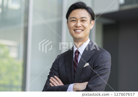 40 多歲的商人微笑著,雙臂交叉,看著鏡頭 40 多歲的商人微笑著,雙臂交叉,看著鏡頭 127807657