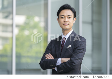 一位 40 多歲的商人抱著雙臂看著鏡頭 一位 40 多歲的商人抱著雙臂看著鏡頭 127807658