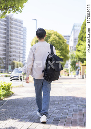 一名 40 多歲的男子走在街上 一名 40 多歲的男子走在街上 127808023