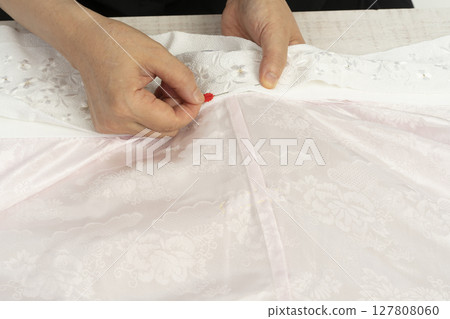 Sew the half-collar onto the collar of the kimono Sew the half-collar onto the collar of the kimono 127808060