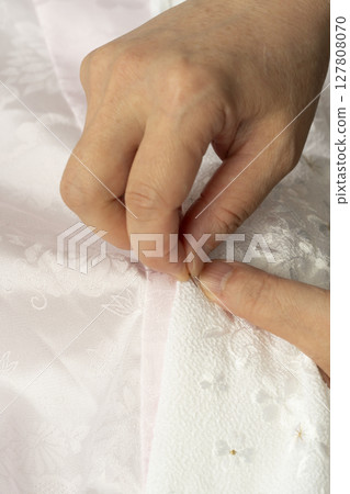 Sew the half-collar onto the collar of the kimono Sew the half-collar onto the collar of the kimono 127808070