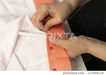 Sew a collar onto the collar of the undergarment 127808124