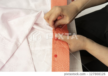 Sew a collar onto the collar of the undergarment 127808126