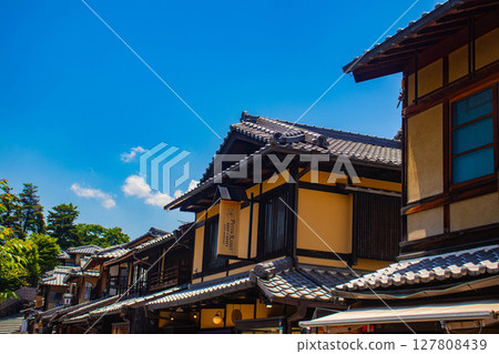 [Kyoto Scenery] The charming Kyoto townhouses along the approach to Kiyomizu-dera Temple 127808439