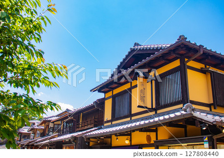 [Kyoto Scenery] The charming Kyoto townhouses along the approach to Kiyomizu-dera Temple 127808440