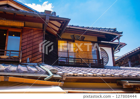 [Kyoto Scenery] The charming Kyoto townhouses along the approach to Kiyomizu-dera Temple 127808444