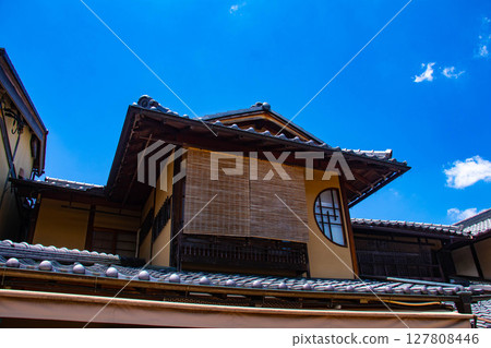 [Kyoto Scenery] The charming Kyoto townhouses along the approach to Kiyomizu-dera Temple 127808446