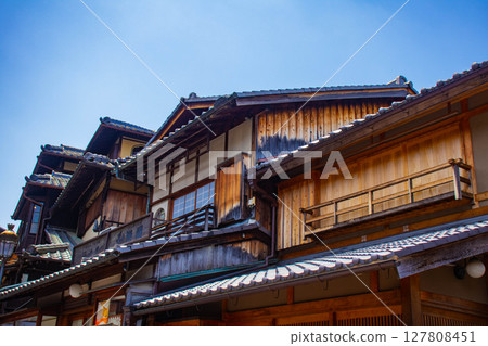 [Kyoto Scenery] The charming Kyoto townhouses along the approach to Kiyomizu-dera Temple 127808451