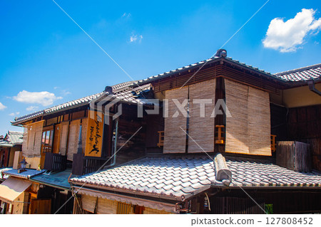 [Kyoto Scenery] The charming Kyoto townhouses along the approach to Kiyomizu-dera Temple 127808452