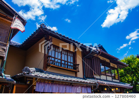 [Kyoto Scenery] The charming Kyoto townhouses along the approach to Kiyomizu-dera Temple 127808460