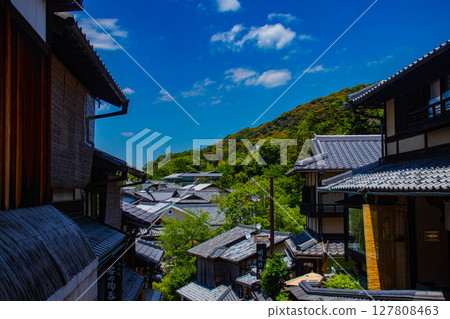 [Kyoto Scenery] The charming Kyoto townhouses along the approach to Kiyomizu-dera Temple 127808463