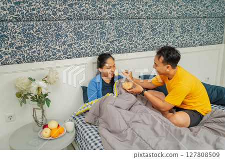 Enjoying a Cozy Morning Together Sharing a Delightful Breakfast in Bed 127808509