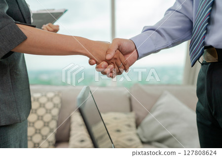 A handshake in a business meeting signifies agreement and collaboration 127808624