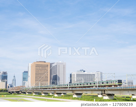 [Tokaido Main Line] A local train crossing the Tama River in the morning 127809239