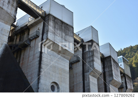 日吉水壩弧形閘門(京都府南丹市) 日吉水壩弧形閘門(京都府南丹市) 127809262