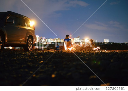 女孩們在露營地的車裡玩耍 127809361