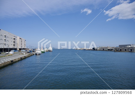從福岡市的一座橋上眺望博多灣 127809568