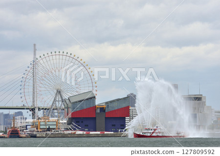Fireboat in the sailing ship parade in Osaka Port 127809592